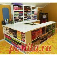 Стол раскройный со стеллажами рс4 лдсп 2500x1900x900. Цена 66 700 руб./комплект Купить в Екатеринбурге - BLIZKO Производитель: Мебелюкс. Материал: матовая ЛДСП Lamarty (Россия) Толщиной 16 мм, 22 мм и 32 мм с кромкой ПВХ. Внутри стола под стеллажами находятся 4 выдвижных ящика снаправляющими полного выдвижения.