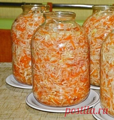 САМАЯ ПРОСТАЯ И ВКУСНАЯ КВАШЕНАЯ КАПУСТА
Не ругайтесь, опытные кулинары. Хочу поделится с неопытными) Даже не думала, что сама могу удивиться такому простому способу приготовления нашего любимого зимнего блюда. Поразил результат. Такую хрустящую, сочную, идеальную в плане соль-сахар капусту я пробовала лишь однажды. Та капуста созревала до пика вкусности в дубовой бочке, да с какими-то секретными добавками-травками. И я смирилась, что такую уже никогда не попробую. Но вот оно! Из стеклянной банк