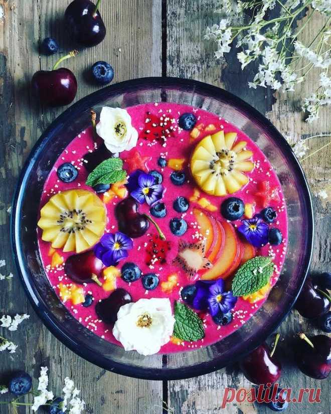 20 аппетитных шедевров кулинарного искусства, которые рука не поднимается съесть | Чёрт побери Предлагаем вашему вниманию подборку творений кондитеров и поваров, которым место в музее современного декоративно-прикладного искусства, а не на тарелке.  Фрукты в кокосовом молоке с добавлением пищевого красителя.  «Космические» пончики.  Бэнто.  Авокадо.  Аппетитный шрифт.  Леденец амэдзаику.  Желейный город.  Печенье-мандала.  Съедобная вышивка.  Кукурузные хлопья.  Печенье.  ...