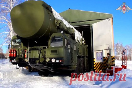 Российские «Ярсы» вышли на маршруты боевого патрулирования. В Барнаульском ракетном соединении вышли на маршруты боевого патрулирования подвижные грунтовые ракетные комплексы (ПГРК) «Ярс». Об этом в своем Telegram-канале сообщает Минобороны России. Отмечается, что таким образом военные отрабатывают поставленные задачи, включая интенсивное маневрирование.