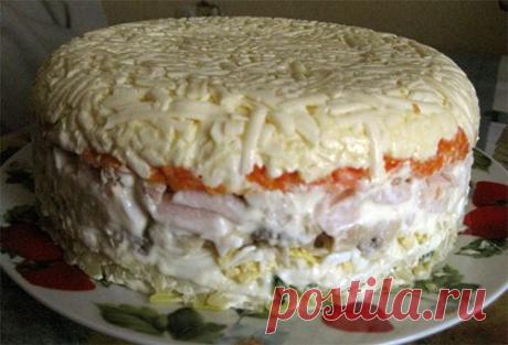 ГРИБНОЙ СЛОЁНЫЙ !!! **Слои, каждый смазывая майонезом: 1)Картофель 2шт -крупная тёрка, зел/лук. 2)Яйцо 4шт -кр/тёрка. 3)Грибы. 4)Ветчина 200г -кубиком. 5)Морковь 2шт -кр/тёрка. 6)Плав/сырок 2шт -кр/тёрка. *В холод на 3-6час, или на ночь. *Сытно и пикантно !!!