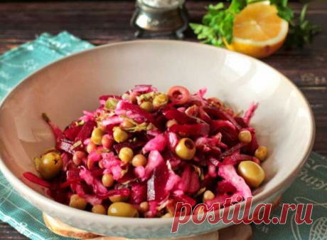 Салат Розовый Фламинго Сочный, вкусный и полезный салат Розовый фламинго с вареной свеклой, пекинской капустой, оливками и горошком. Салат без майонеза!