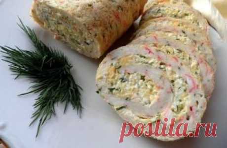 Рулет из крабовых палочек 

Очень вкусная, нежная и яркая закуска в виде рулета. 

Ингредиенты:

- 200 г крабовых палочек
- 5 яиц
- 3 столовых ложек молока
- 5 столовых ложек муки
- 2 столовые ложки масла растительного
- 150 г сыра
- 3 вареных яйца
- 4 зубчика чеснока
- 100 г майонеза
- зелень укропа
- соль – по вкусу

Приготовление:

Яйца разбить в кастрюлю. Добавить к ним муку, масло растительное, молоко, соль по вкусу и всё взбить при помощи миксера.

Крабовые палочки о...