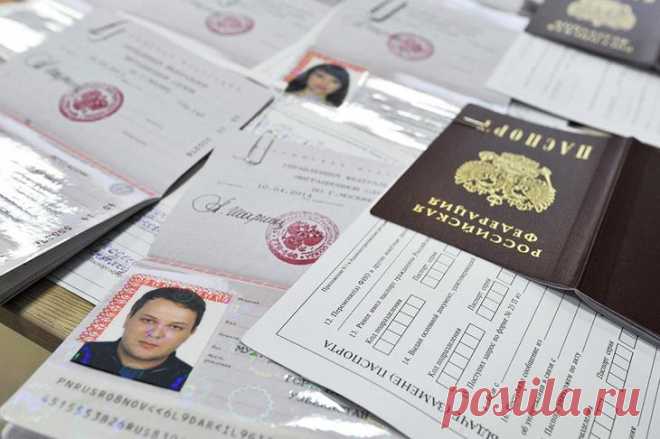 Замена фамилии в паспорте по желанию: алгоритм действий, список документов С определенного возраста каждый гражданин РФ получает гражданский паспорт. Он будет служить основным идентификатором личности на территории страны. Но при определенных обстоятельствах этот документ пр...