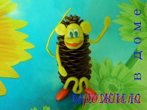 Обезьянка из еловой шишки