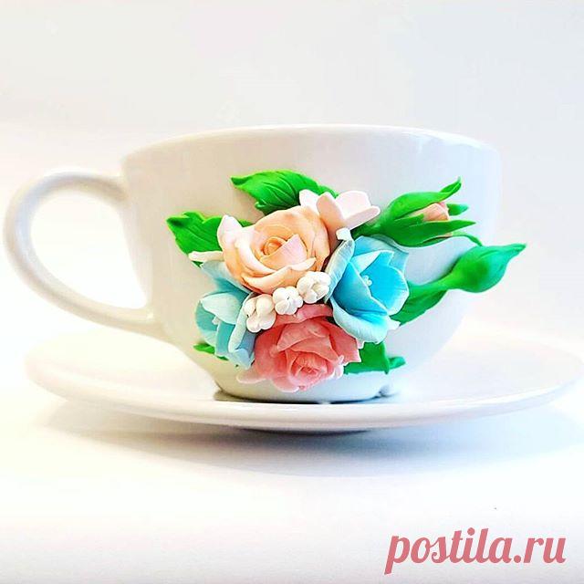 #Repost @nataly_ka__ 
Экзаменационная работа в школе лепки @fimo.school.info. Я выбрала для этой работы сочетание оттенков голубого, кораллового и зелёного цветов. Использована триада, слегка разбавленная белым цветом. Работой хотелось передать летнее настроение, когда на улице всё зеленое, много цветов, а рядом морской берег.
В экзаменационной работе использовала навыки, которыми обучилась в школе Ольги Гусевой. Это и тонирование, и смешивание цвета для получения нужного ...