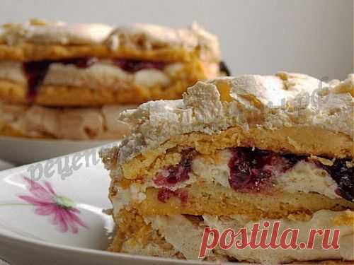 Песочный торт с безе и заварным кремом.