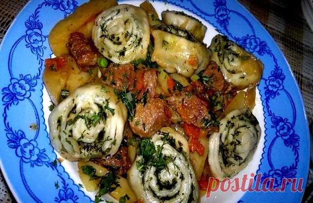 НУДЛИ
Какая же это вкуснятина!

Никогда раньше даже не слышала про нудли. А, оказывается, в инете столькомного разных способов приготовления этого блюда!
Я взяла немного от одних, немного от других и получился такой вот вариант...
С такими нудлями и хлеб не нужен! Вкусно и сытно!
Можно еще петрушечкой сверху посыпать...

Ингредиенты и способ приготовления смотрите на нашем сайте http://naquhne.ru/recipes/90705/nudli.html?t=2015
