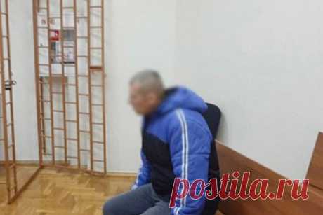 Россиянина арестовали за убийство секретаря и покушение на замдиректора школы. В городе Рыбинске Ярославской области задержали местного жителя по обвинению в убийстве на рабочем месте своей бывшей сожительницы — секретаря школы № 43, а также покушении на свидетеля преступления — заместителя директора. Мужчина нанес потерпевшим ножевые ранения, одной из них удалось выжить.