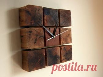 Интересные часы из деревянных поддонов Многие мастера делают из бросового материала удивительные вещи. Так, например, из деревянных поддонов можно изготавливать различную мебель, включая столы, стулья, кровати и так далее. Помимо досок в деревянных поддонах есть еще такие детали как «кубики». Их наш автор тоже решил использовать с
