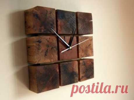 Интересные часы из деревянных поддонов Многие мастера делают из бросового материала удивительные вещи. Так, например, из деревянных поддонов можно изготавливать различную мебель, включая столы, стулья, кровати и так далее. Помимо досок в деревянных поддонах есть еще такие детали как «кубики». Их наш автор тоже решил использовать с
