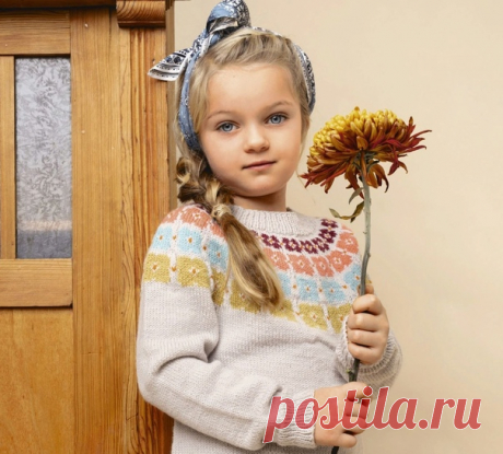 Детский джемпер с цветочным узором.
ПЕРЕВОД Russa_N
#мой_перев

Если вы хотите сделать своей маленькой девочке очень красивый подарок, то этот милый свитер вам подойдет. Кокетка расцветает красивыми цветами, а модель одновременно уютная и классическая.

Размер: (2) 4 (6) 8 (10) 12 лет.
Размеры одежды
Окр. груди: (62) 66 (68) 75 (81) 83 см.