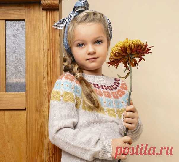 Детский джемпер с цветочным узором.
ПЕРЕВОД Russa_N
#мой_перев

Если вы хотите сделать своей маленькой девочке очень красивый подарок, то этот милый свитер вам подойдет. Кокетка расцветает красивыми цветами, а модель одновременно уютная и классическая.

Размер: (2) 4 (6) 8 (10) 12 лет.
Размеры одежды
Окр. груди: (62) 66 (68) 75 (81) 83 см.
