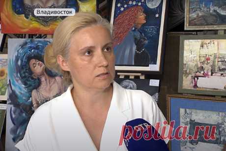 Во Владивостоке состоялось открытие выставки «Доктор души Август». В арт-пространстве Большого ГУМа во Владивостоке состоялось открытие коллективной выставки «Доктор души Август». В экспозиции представлены работы 15 приморских художников. Их картины выполнены в разнообразных стилях, жанрах и техниках. Участники выставки старались показать, многогранность последнего месяца лета.
