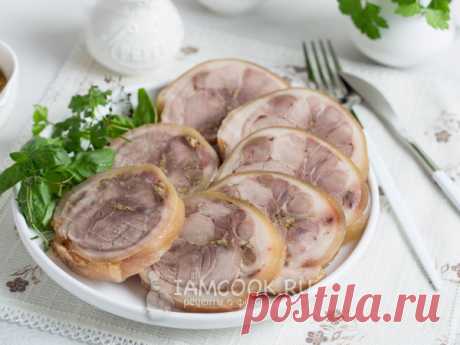 Ароматный мясной рулет из свиной рульки с чесноком и специями, запечённый в духовке. Требует маринования не менее 5 часов в холоде.
