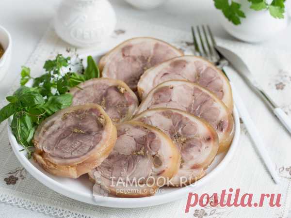 Ароматный мясной рулет из свиной рульки с чесноком и специями, запечённый в духовке. Требует маринования не менее 5 часов в холоде.