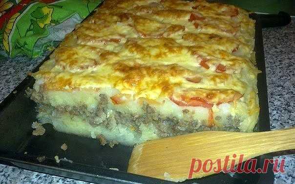 КАРТОФЕЛЬНАЯ ЗАПЕКАНКА С ФАРШЕМ 

Ингредиенты: 
картофель 500-700 гр. 
мясной фарш 500-700 гр. 
две средних луковицы 
100 гр. твёрдого сыра или сметаны 
50 г. сливочного масла 
помидоры 
соль, растительное масло для жарки. 

Приготовление картофельной запеканки с фаршем: 

Отварить картошку и растолочь с добавлением сливочного масла. Картошку солить в процессе варки. 
Мелко нарезать лук, добавить в мясной фарш. Обжарить фарш с луком на сковороде, немного посолить. 
Помидор...