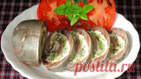 Рулетик из сельди. Готовится легко и быстро, а получается необыкновенно вкусно и оригинально.
Для приготовления
1 малосольная сельдь
1 небольшой огурец
100 гр. мягкого сливочного сыра
Сельдь отделить от головы, внутренностей, костей и кожицы, Так чтобы получились две филейные половинки.
Филе уложить на пищевую пленку или пакет, слегка отбить кухонным, смазать сыром и посыпать соломкой из нарезанного огурца.
Аккуратно завернуть сельдь с начинкой в плотный рулет и убрать в холодильник на пару