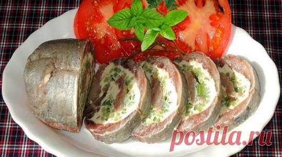 Рулетик из сельди. Готовится легко и быстро, а получается необыкновенно вкусно и оригинально.
Для приготовления
1 малосольная сельдь
1 небольшой огурец
100 гр. мягкого сливочного сыра
Сельдь отделить от головы, внутренностей, костей и кожицы, Так чтобы получились две филейные половинки.
Филе уложить на пищевую пленку или пакет, слегка отбить кухонным, смазать сыром и посыпать соломкой из нарезанного огурца.
Аккуратно завернуть сельдь с начинкой в плотный рулет и убрать в холодильник на пару