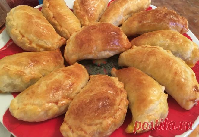 ПИРОГИ, ПИРОЖКИ, КНЫШИКИ И ШАНЕЖКИ! Хрустящие пирожки с мясом 
Лепить пирожки меня учила бабушка, главное в ее технике — уместить как можно больше начинки, форма же может быть и треугольной, и круглой, как вам больше нравится. Горчицу добавляйте не слишком остру…