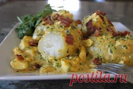 Картофель отварной под яичным соусом.