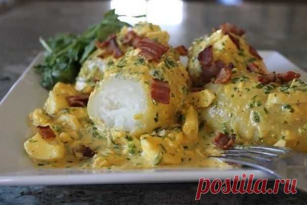 Картофель отварной под яичным соусом.