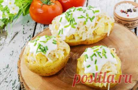 Печеная картошка. Пять лучших способов Запеченная или жаренная, отварная в мундире или нежнейшее пюре — как бы вы ее не приготовили, она все равно будет очень вкусной. Неслучайно картошка — один из самых популярных овощей в мире, который м…