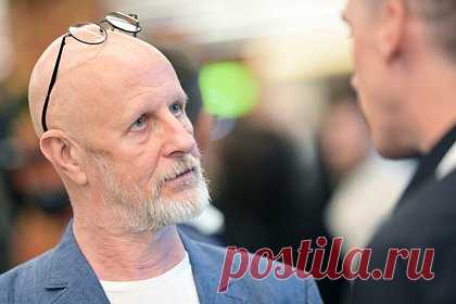 Гоблин высказал предложение по поводу эмигрировавших россиян. Российский блогер и переводчик Дмитрий Пучков, известный как Гоблин, высказал предложение по поводу граждан, эмигрировавших по принципу «все побежали, и я побежал». Он призвал «зазывать обратно» таких россиян. Такое мнение Пучков выразил в эфире подкаста «Война и мир» на радио KP.RU.
