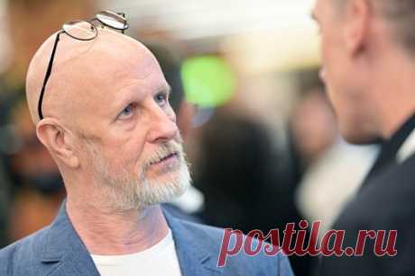 Гоблин высказал предложение по поводу эмигрировавших россиян. Российский блогер и переводчик Дмитрий Пучков, известный как Гоблин, высказал предложение по поводу граждан, эмигрировавших по принципу «все побежали, и я побежал». Он призвал «зазывать обратно» таких россиян. Такое мнение Пучков выразил в эфире подкаста «Война и мир» на радио KP.RU.