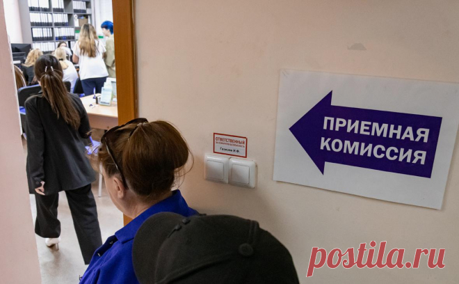 В вузах сообщили об увеличении конкурса на платные места для юристов. В РУДН увеличилось не только число желающих поступить на юристов, но и проходной балл. В Балтийском университете конкурс на эту специальность также вырос, и не все желающие смогли пройти даже на платные места