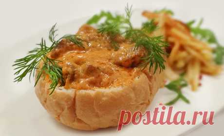 Говядина по-строгановски или бефстроганов ( Beef Stroganoff) 
За основу взят рецепт приготовления беф-строганов из книги Пелагеи Александровой-Игнатьевой «Практические основы кулинарного искусства».Для блюда русской кухни лучше выбрать говяжье филе, но вполне п…