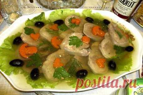 &gt;Заливной язык с морковью и маслинами.