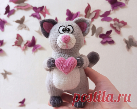 PDF Кот с сердечком крючком. FREE crochet pattern; Аmigurumi animal patterns. Амигуруми схемы и описания на русском. Вязаные игрушки и поделки своими руками #amimore - котик, кот, кошечка, кошка, котенок, 14 февраля, валентинка, день Святого Валентина, день всех влюблённых.