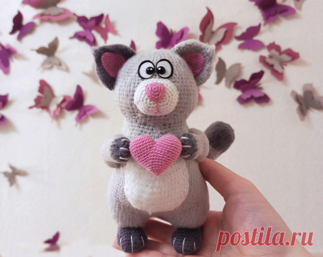 PDF Кот с сердечком крючком. FREE crochet pattern; Аmigurumi animal patterns. Амигуруми схемы и описания на русском. Вязаные игрушки и поделки своими руками #amimore - котик, кот, кошечка, кошка, котенок, 14 февраля, валентинка, день Святого Валентина, день всех влюблённых.