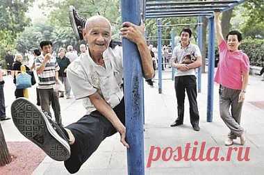 78-летний пенсионер Чжу Гоу каждый вечер идёт на улицу… танцевать. Во всех городах Китая оборудованы специальные места - и после наступления темноты там собираются целые толпы пожилых людей. Разумеется, они танцуют как умеют - иногда неуклюже, иногда профессионально. «Это чтобы кровь не застаивалась в ногах, - объясняет Чжу Гоу.