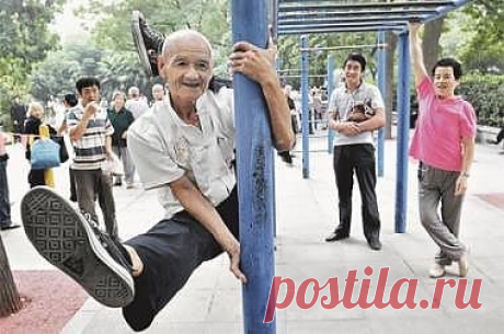 78-летний пенсионер Чжу Гоу каждый вечер идёт на улицу… танцевать. Во всех городах Китая оборудованы специальные места - и после наступления темноты там собираются целые толпы пожилых людей. Разумеется, они танцуют как умеют - иногда неуклюже, иногда профессионально. «Это чтобы кровь не застаивалась в ногах, - объясняет Чжу Гоу.