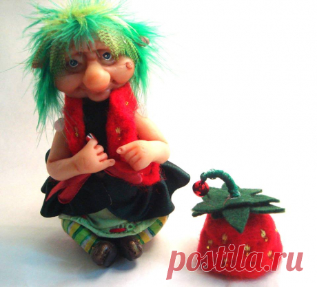 Гномиха Клубничка :) Милая, озорная....Выполнена из полимерной глины Cernit Doll.Тело фетр, ручки ножки и голова подвижны. Шапочка и жилет валяние из шерсти, декор бисер, ленты, колокольчик :) Роспись пастель, акрил масло.