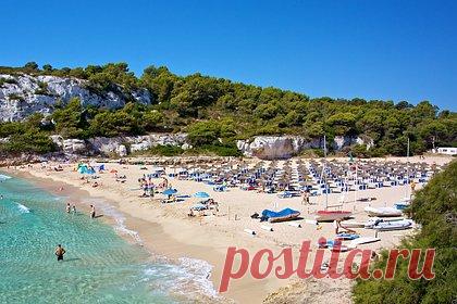 Европейцы устроили «войну за лежаки» на курорте Испании и попали на видео. Тиктокерша побывала на испанском курорте Майорка и увидела, как европейцы устроили «войну за лежаки». По ее словам, чтобы не вставать каждый день рано и не торопиться занять удобное место, отдыхающие просто кладут полотенца на шезлонги и не убирают их всю неделю. Ее пост оценили более 23 тысяч человек.