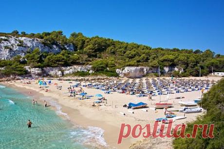 Европейцы устроили «войну за лежаки» на курорте Испании и попали на видео. Тиктокерша побывала на испанском курорте Майорка и увидела, как европейцы устроили «войну за лежаки». По ее словам, чтобы не вставать каждый день рано и не торопиться занять удобное место, отдыхающие просто кладут полотенца на шезлонги и не убирают их всю неделю. Ее пост оценили более 23 тысяч человек.