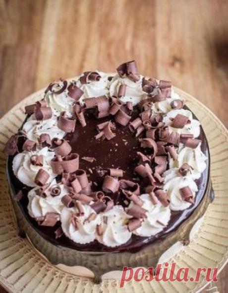 ТОРТ "ВИШНЁВЫЕ СОТЫ" 
Ингредиенты: 
2 листа - замороженного слоеного теста 
3 стакана - консервированной вишни без косточки 
Крем: 
750 мл. - густых сливок (не менее 33% жирности) 
250 мл. - сметаны 
1 ч.л.- ванильный экстракт 
1 стакан - сахара 
Шоколадный ганаш: 
100 мл. - жирных сливок 
100 гр. - мелко нарезанного черного шоколада 
3 ст. л.- кукурузного сиропа или 2 ст.л. глюкозы 
Шоколадные кудри: 
Плитка шоколада 
Также: 
1/3 стакана - нарезанных жаренных грецких орех...