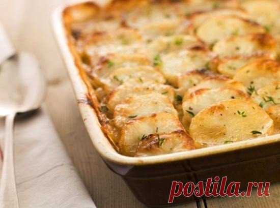 Запеченный картофель по-французски. Даже не сомневайтесь — это очень вкусно! Подойдет, даже к праздничному столу!