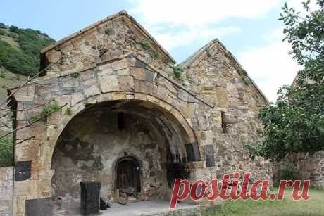 Սրբանեսի Վանք
Սրբանեսի վանքը (կառուցվել է VIII-XVII դարերում), որը հայտնի է նաև Սուրբ Հովհաննես կամ Հովհան Օձնեցու վանք անուններով, գտնվում է Հայաստանի Լոռու մարզում, Արդվի գյուղի հյուսիսարևմտյան եզրին։ Վանքային համալիրը բաղկացած է միմյանց կից թաղածածկ երկու եկեղեցուց և զանգակատնից,վանական շինություններից ։ Վանքի տարածքում են գտնվում նաև խաչքարեր, քառակող կոթողը, տնտեսական և բնակելի շինությունների փլատակները։
Երկու եկեղեցիների հորինվածքային տարրերը վկայում են, որ եկեղեցիները միաժամանա