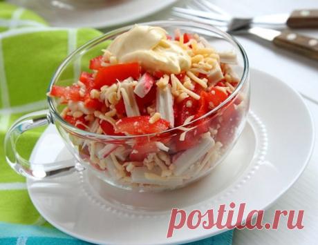 Салат "Красное море" с крабовыми палочками, сыром и помидорами | Выживи сам