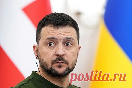 На Украине сообщили об изменении атмосферы в офисе Зеленского. Последние несколько недель офис президента Украины Владимира Зеленского «погружен в уныние». Об этом сообщает близкий к постоянно действующему органу при главе республики источник. По его словам, в последние недели в офисе Зеленского царит «довольно мрачная» атмосфера и ощущается недовольство.