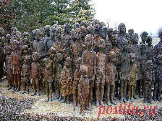 МУРАШКИ ПО КОЖЕ...
УНИКАЛЬНЫЙ ПАМЯТНИК ДЕТКАМ - ЖЕРТВАМ ФАШИСТОВ.