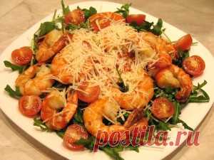 Салат с креветками и рукколой. На приготовления супер  вкусного витаминного салата уйдет не более 7 мин. Отличный салат для легкого обеда или завтрака.