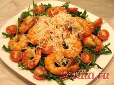 Салат с креветками и рукколой. На приготовления супер  вкусного витаминного салата уйдет не более 7 мин. Отличный салат для легкого обеда или завтрака.