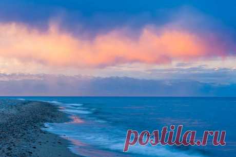 Закат на озере Иссык-Куль. Кыргызстан.