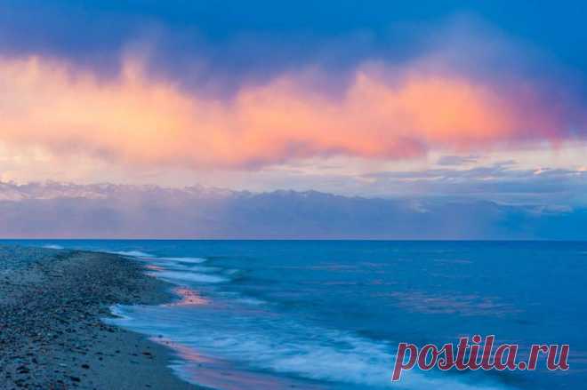 Закат на озере Иссык-Куль. Кыргызстан.