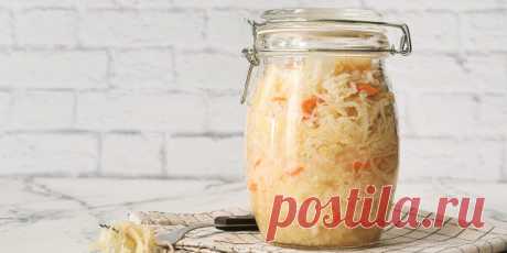 Квашеная капуста с морковью в собственном соку: рецепт - Лайфхакер Приготовьте в банке квашеную капусту с морковью, солью и сахаром. По этому рецепту овощи квасятся в собственном соку три дня в домашних условиях.